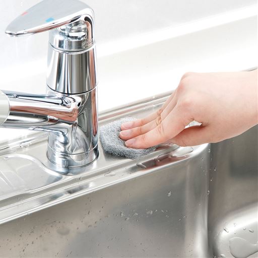 水に濡らして擦るだけ!ヌメリも水垢もどんどん落ちるキッチンクリーナー!