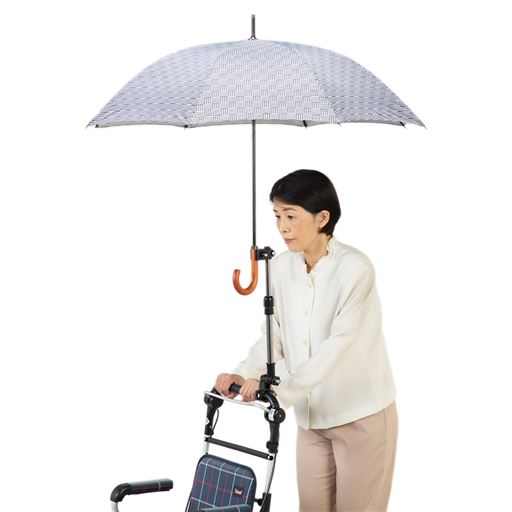 手押し車のパイプ部分に取り付ければ、両手が使えて梅雨の日も日差しの強い日も快適便利です。