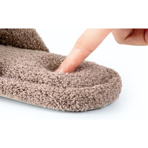 包みこまれる安心感と足指の開放感を同時に実感。ふんわり極低反発クッションが足をいたわり、リラックス。