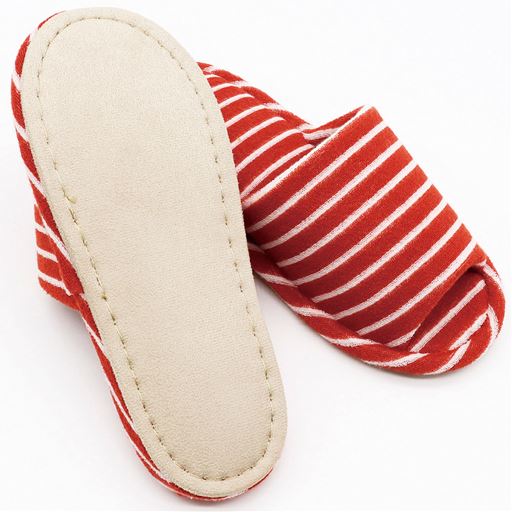 底面はパタパタ音がしにくいポリエステルスエード素材。