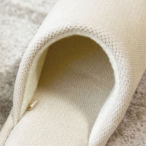 甲の肌側には肌あたりが優しいパイル素材を使用