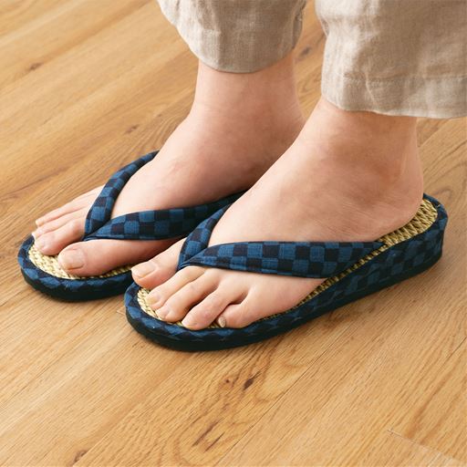 ブルー <br>ざっくり感が心地いい七島い草の草履