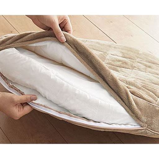 ファスナーが約半周分開いてカバーの着脱もラク! カバーは洗えるので汚れても安心です。