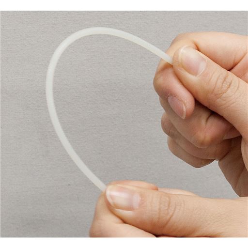 ナイロンスプリングが膝関節の動きをサポート。