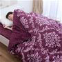 ワイン<br>上品なアンティーク柄と深い色合いが美しい、掛け布団カバーにもなる毛布です。