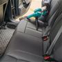 除機ヘッドでは扱いづらい車内のごみを吸い込む!