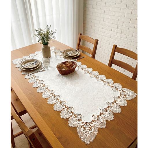 レースが華やかなはっ水テーブルセンター