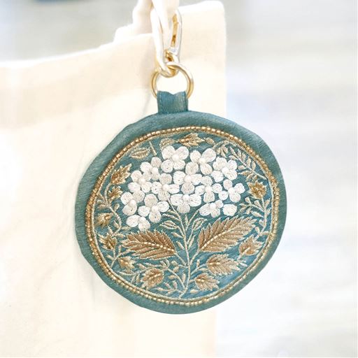 フラワー刺繍ポーチ