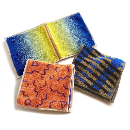 (奥から) D グラデーション(イエロー)・E ナナメ幾何(ブルー)・B レトロ幾何(オレンジ)<br>色・柄の組み合わせが楽しい、「Otta(オッタ)」のハーフタオルハンカチです。