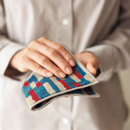 センターに折り目のある二つ折り構造にすることで、折りたたんでバッグやポケットに入れてもかさばらずスッキリ。