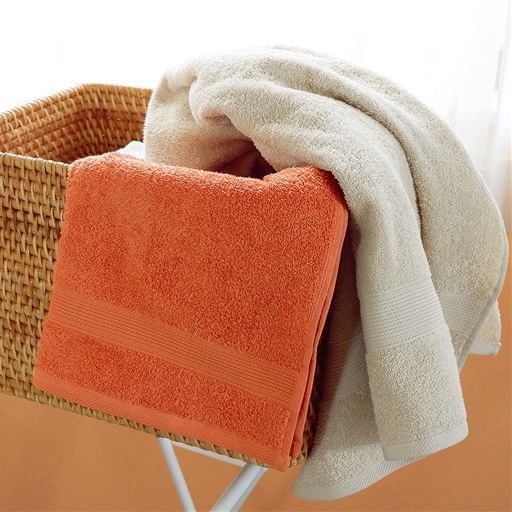 (上から) オレンジ・ベージュ<br>やさしい肌ざわりでデイリー使いにおすすめ。