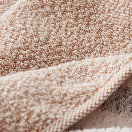 生地拡大(ベージュ系)<br>凹凸のある両面パイルがサラッとした肌あたりで気持ちいい。