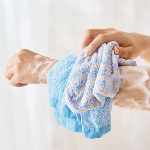 ブルー系(フェイスタオル)<br>短めのパイルでやさしく洗えるので、浴用としてもおすすめ。