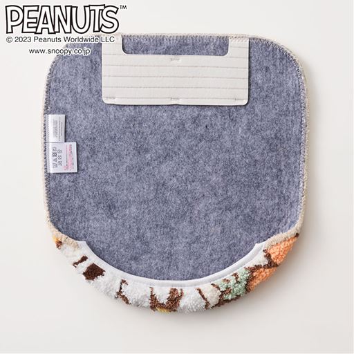 裏面は吸着シート付きでフタにペタッと貼るだけ。簡単に装着可能です。