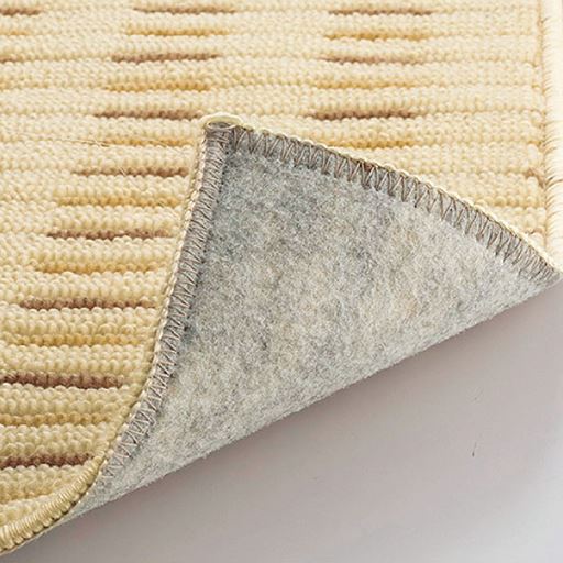 裏面はすべりにくい加工でズレにくく、掃除機もかけやすい。