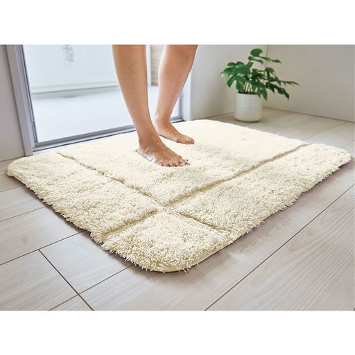 ホワイト系<br>ふかふかの毛足が水分をスッと吸収する、年中快適なバスマットです。