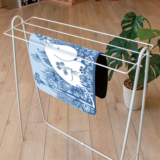 ハンガーや物干しに掛けて干せ、丸められるので収納にも便利です。