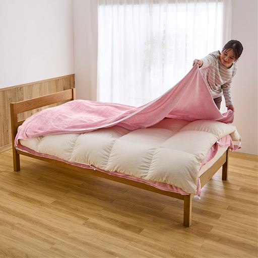 (2)8ケ所のホック付きズレ防止テープを留めて布団カバーを被せます。