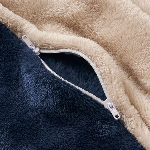 両開きのファスナーで開閉も着脱もスムーズ。