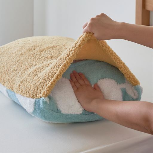 かぶせ式で、ごろつくファスナーがなく着脱も簡単。