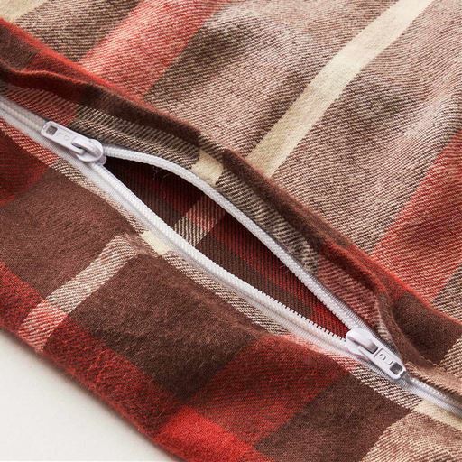 全開・両開きファスナーで開閉も着脱もスムーズ。