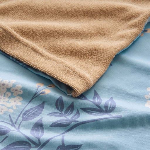 ブルー(フラワー)<br>裏面はベージュのパイル生地。