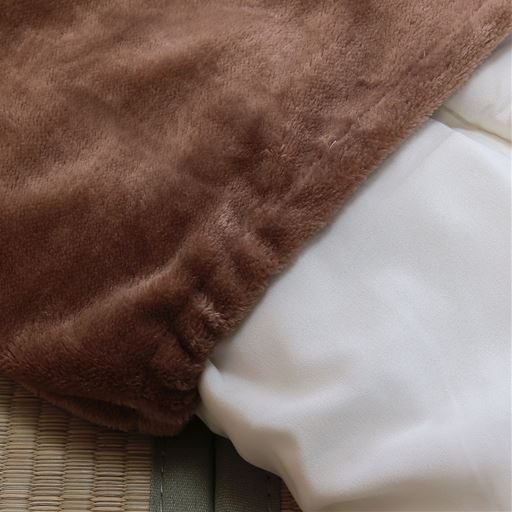 ブラウン<br>両サイドゴム入りでズレにくい。