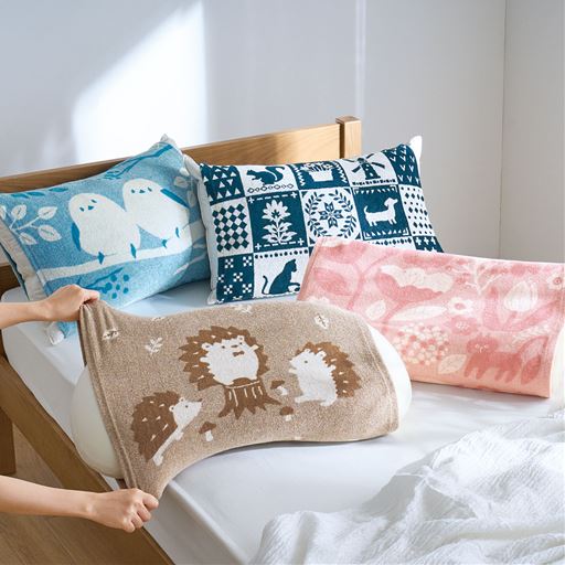 (左上から) B (シマエナガ)・C (パッチワーク)・D (のるニャン)・A (ハリネズミ)<br>着脱が簡単だから、毎日取り替えて楽しむことも。