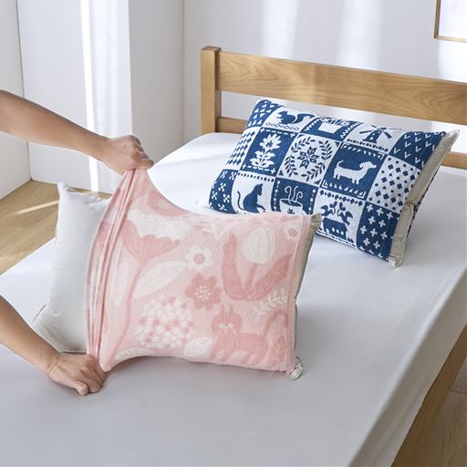 (奥から) C (パッチワーク)・D (のるニャン)<br>汗を良く吸う綿パイルのタオル生地は肌ざわりもやわらか。