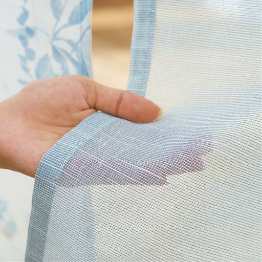 スラブ糸の入った透け感のあるレースにラメ糸がキラリ。