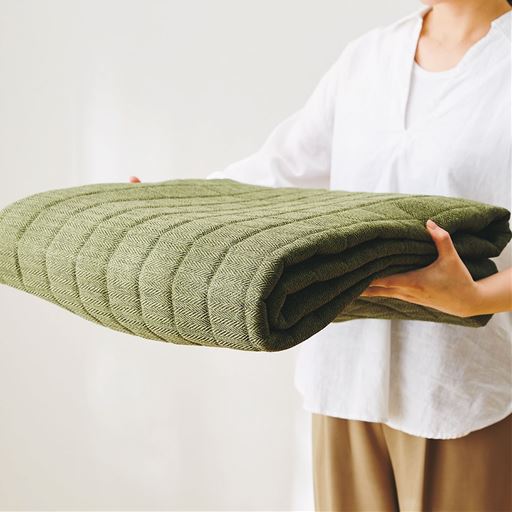 たためるので持ち運びも収納も簡単。