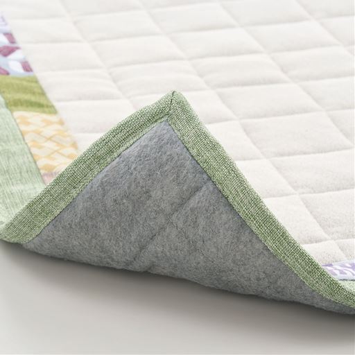 裏面は床を傷つけない不織布貼り。