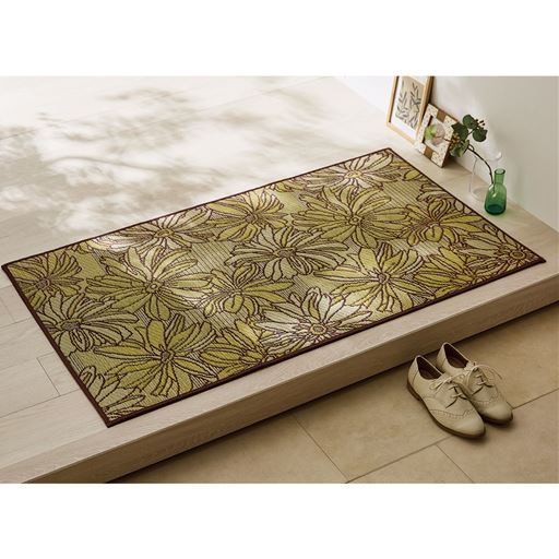 イエロー系 横120×縦70cm 大輪の花柄が美しい玄関マット。ベッドサイドやソファ前のアクセントにも。