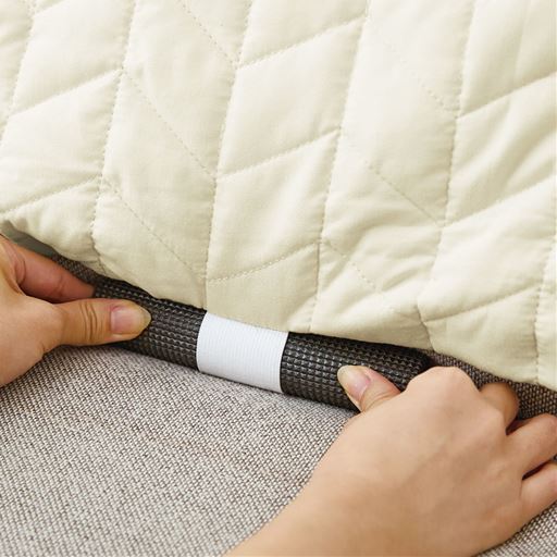 本体裏面とひじ掛け部分にループ付き。固定用の止め棒を通せばズレにくい!