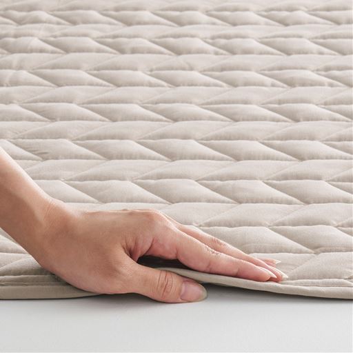 グレーベージュ<br>なめらかな肌ざわりで、ほどよい厚みです。