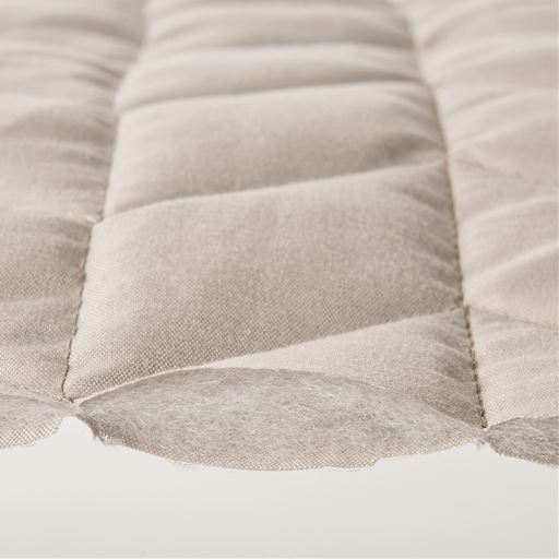 中わた入りでふんわりとした座り心地。