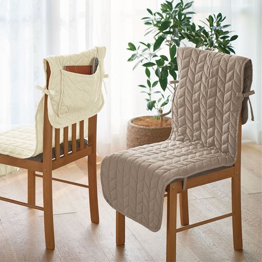 (左から)アイボリー・グレーベージュ<br>優しい色合いとなめらかな肌ざわりのキルトチェアカバーです。