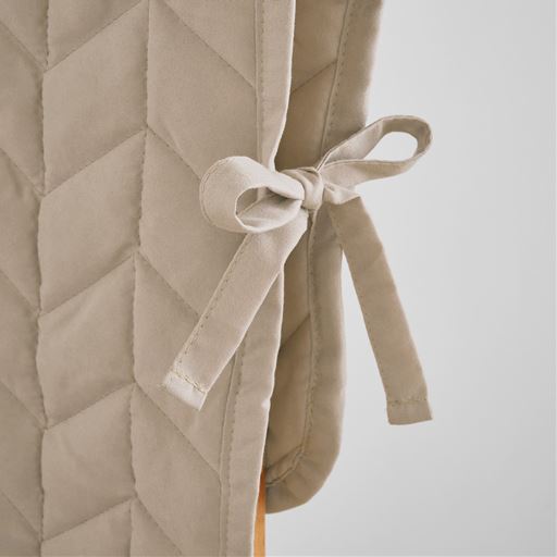 ズレ防止ひも付きでチェアとカバーをしっかり固定。