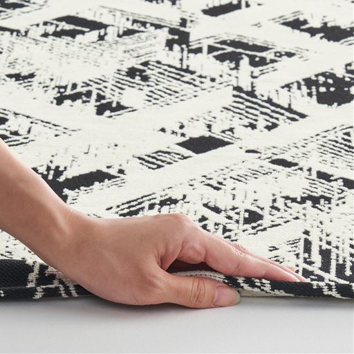 ブラック<br>しなやかなジャカード織りとおしゃれな柄でインテリアのアクセントにも。