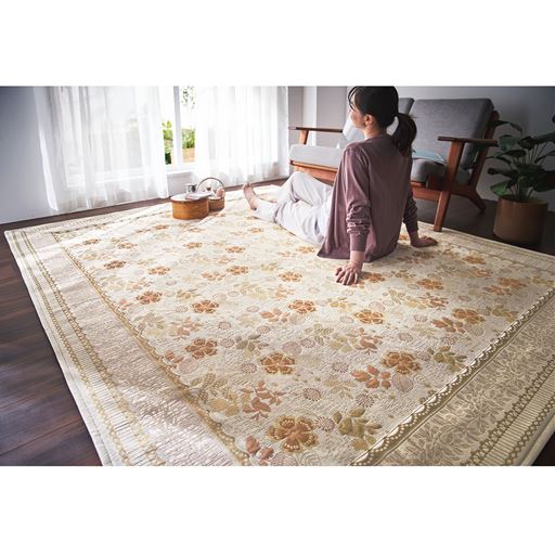 ベージュ(横240×縦190cm)<br>サラッとした肌ざわりで、素足でも気持ちいい。