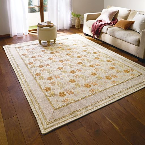 ベージュ(横240×縦190cm)<br>落ち着いたカラーと額縁デザインがお部屋を上品に演出。