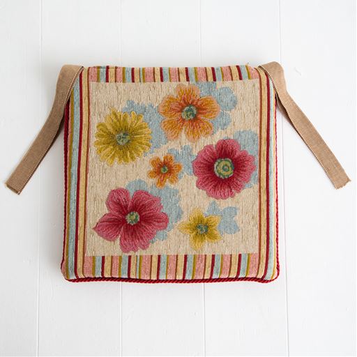 ベージュ<br>椅子に固定するための紐付き。