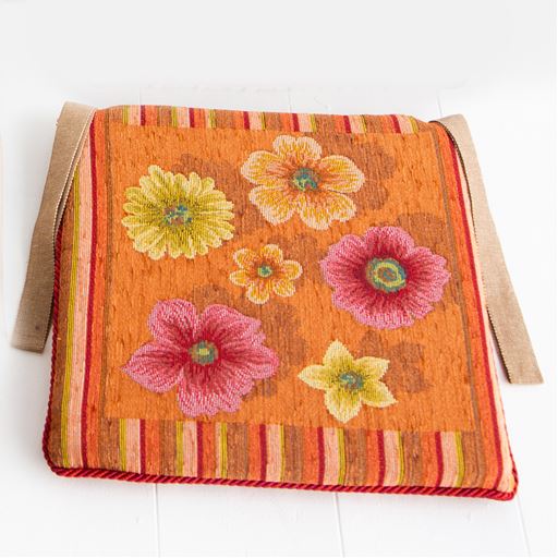 オレンジ<br>椅子に固定するための紐付き。