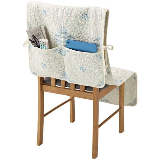 ブルー 背面にポケット付き。