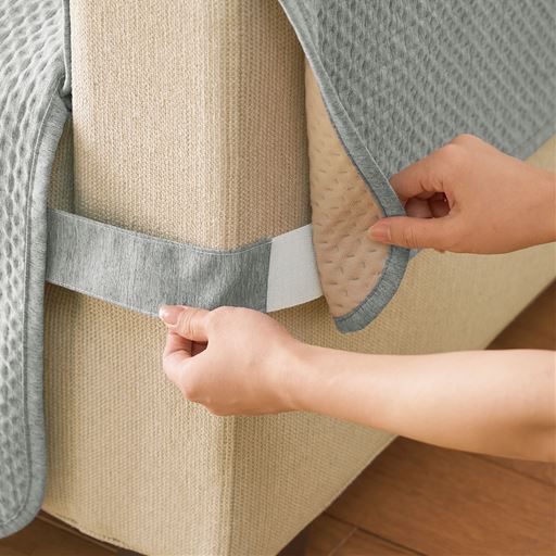 背もたれとひじ掛けの両サイド裏面にテープを取り付け、ズレを防ぎます。