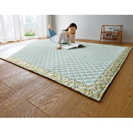 ブルー(横240×縦180cm)<br>ウレタンフォーム入りでふっくら。思わず寝転びたくなるタオル地キルトラグです。