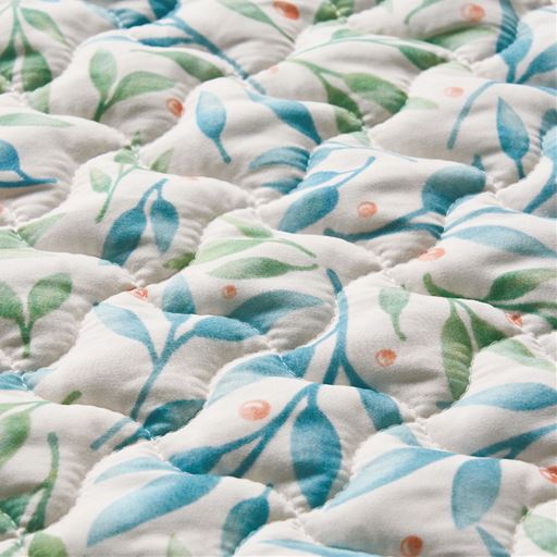 柄面はやわらかな肌ざわり。爽やかなリーフ柄がお部屋を華やかに♪