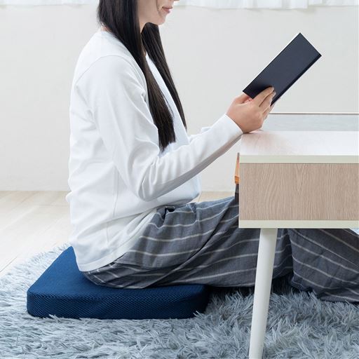 ネイビー<br>通気性に優れているので長時間座っていても快適♪ 空気の上に座るクッションです。