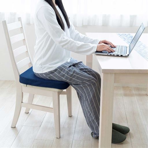 座る時間の長いデスクワークやリビング使いにもおすすめ!