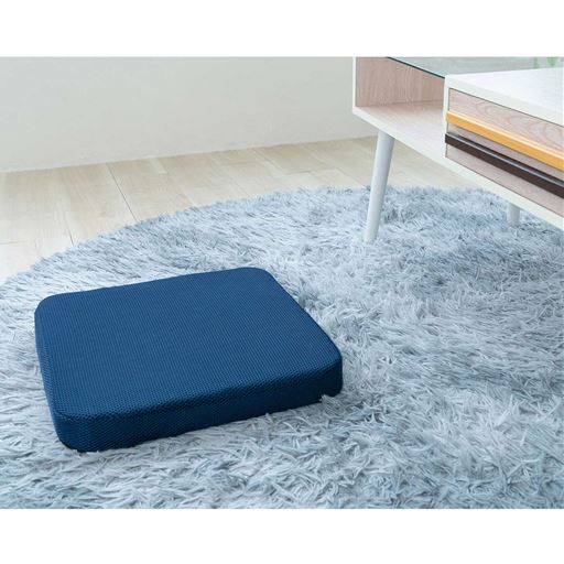 程よい厚みがあるので、椅子でも床に置いてもご使用いただけます。